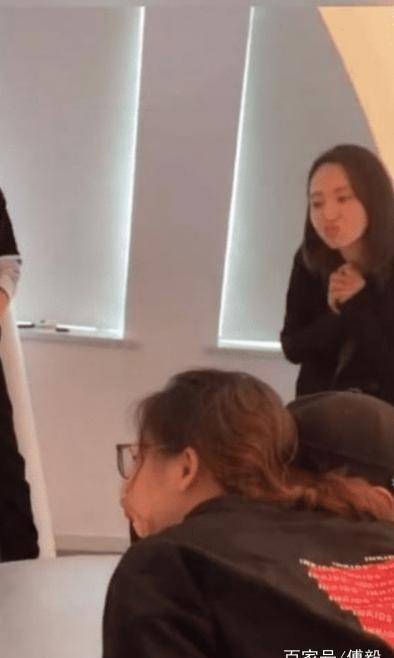 董璇女儿近照曝光,手拿棒棒糖超可爱可惜爸爸没有陪在身边