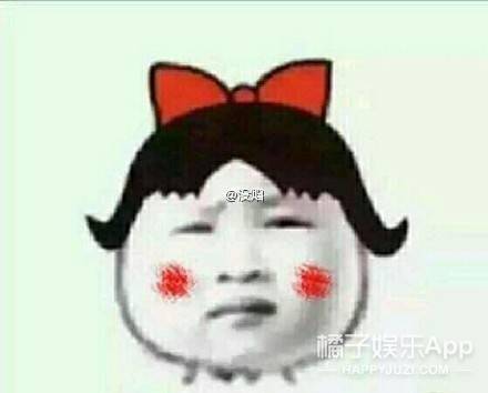 还记得表情包里的皱眉小女孩吗她长大后长这样