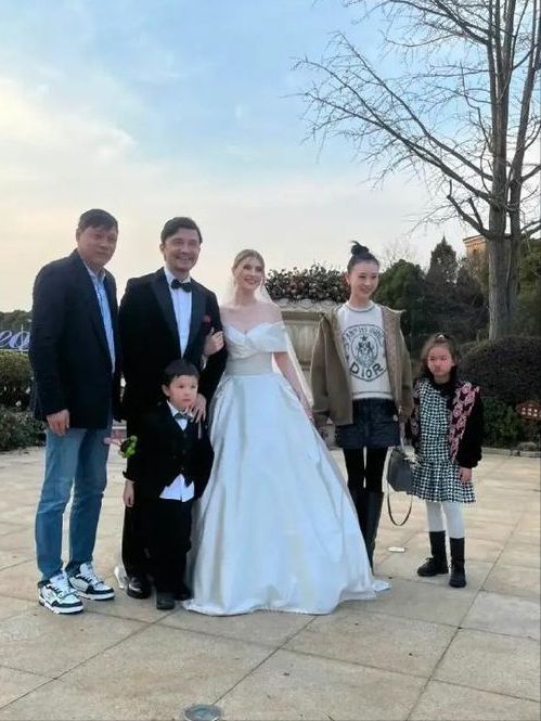 足坛老帅哥迎娶十几岁小娇妻国内有谢晖国外有因扎吉