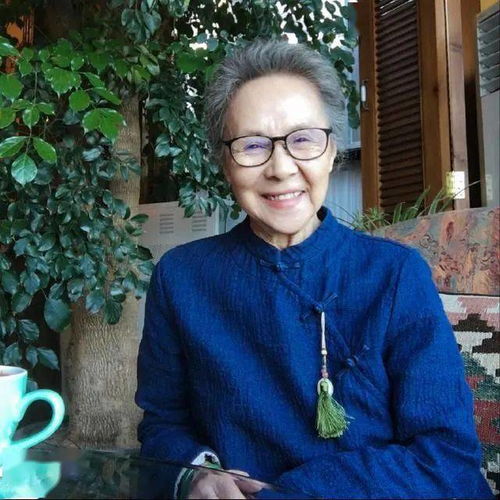 83岁国民奶奶独居生活曝光一个人出行,拍戏插花打篮球,原来老了也可以这么优雅