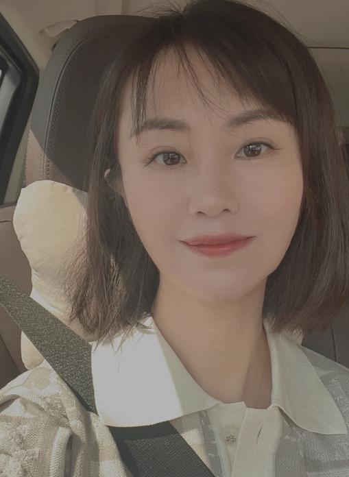 这个中年女人不简单,50岁看着像20出头,穿衣搭配没有一点大妈感