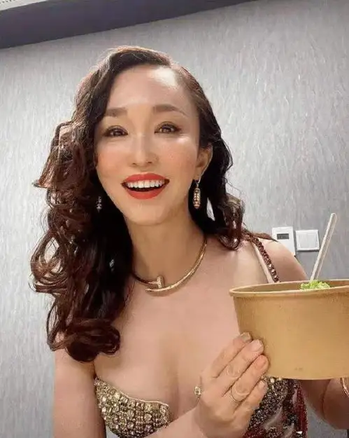 范文芳罕晒全家福,50岁嫩如少女与李铭顺似两代人,儿子身高优越