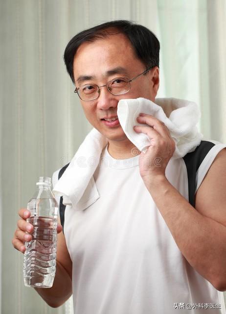 胃癌与喝水有关医生提醒60岁以后的老人,喝水牢记3不要