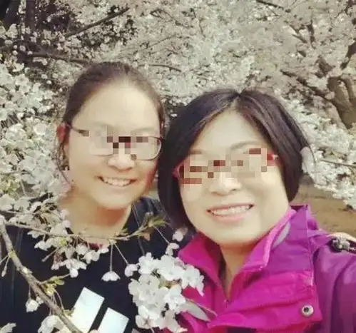 15岁女孩勒死母亲,假装为其按摩却掏出绳子,将尸体塞行李箱