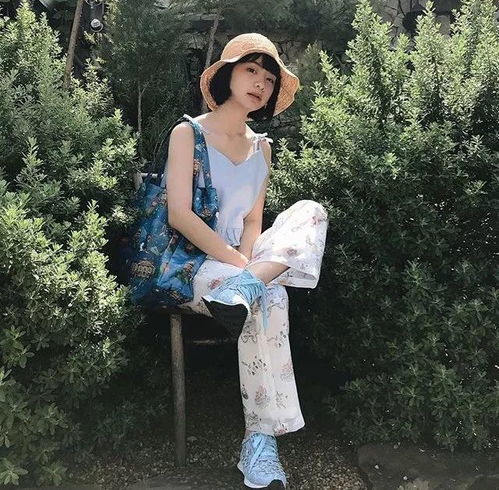 50多张穿搭模板,这个小个子姑娘每张照片都好看