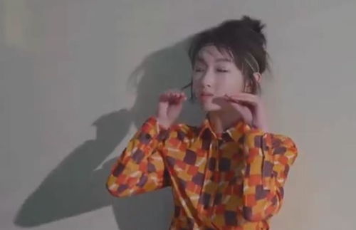 周冬雨工作生图照,看到她做出不同的表情包,忍不住学起来