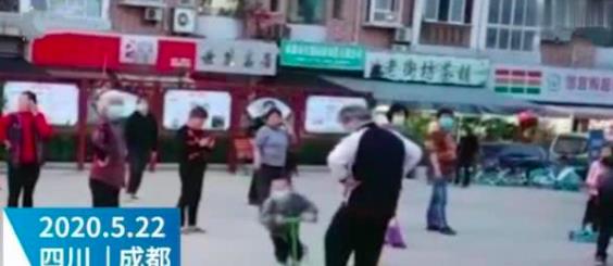 故意绊倒骑车儿童的广场舞大妈,年轻时就不是什么好人