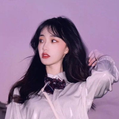 女生长发头像高冷微笑是我的伪装