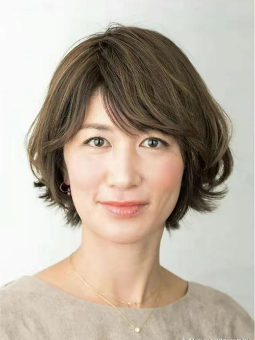 女人过了50岁就别留长发烫小卷了试试这3种发型,更洋气减龄