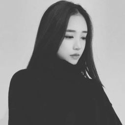 40岁头像真人女黑白照