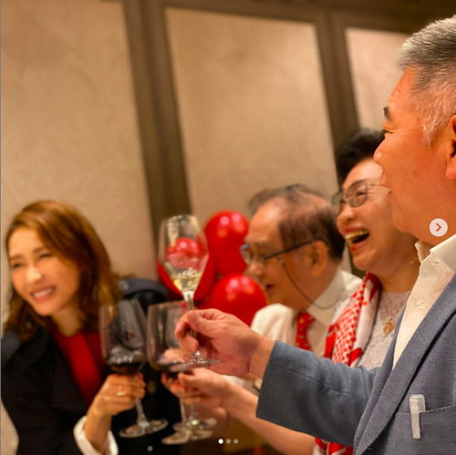 49岁黎姿罕秀美腿意外曝光豪宅绝佳视野,厕所都能观维港美景