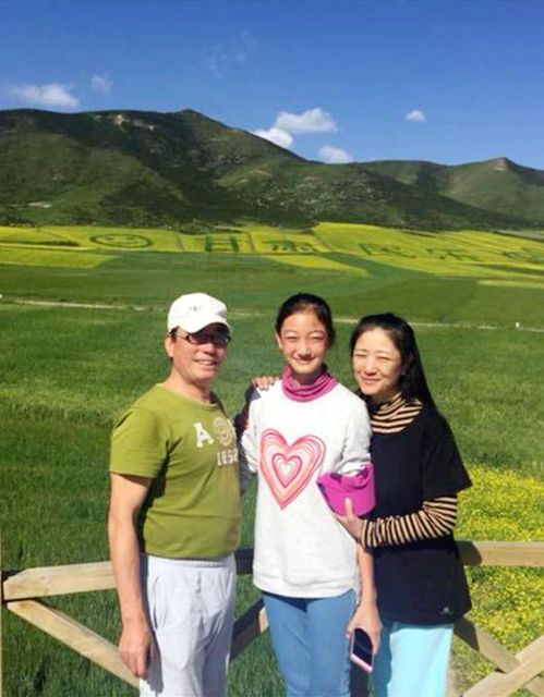 他们夫妻都是国家一级演员,38岁结婚,40岁生女,一边嫌弃,一边深爱