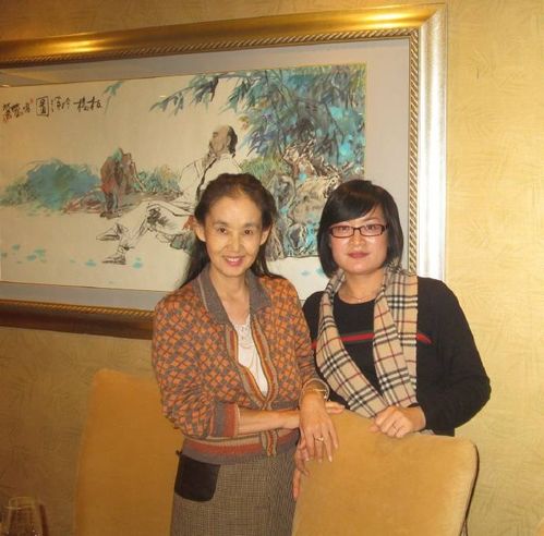 70岁的中野良子好优雅,穿白色大衣搭帽子洋气端庄,真像栗原小卷