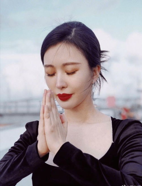 王石一家三口首次亮相他抱婴儿表情慈爱,田朴珺靠运动恢复身材