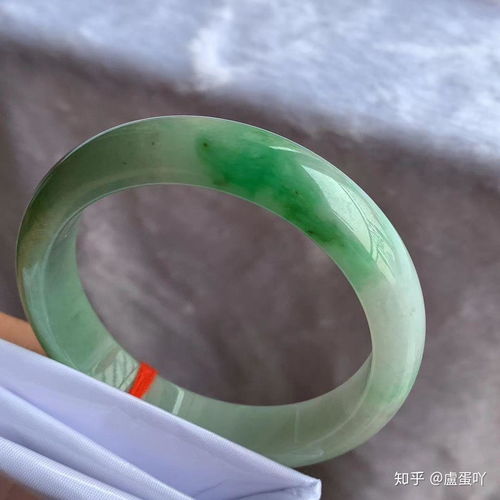 如何挑选性价比高的翡翠玉镯