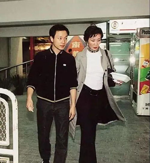 70岁徐克太风流,和施南生18年夫妻情断,今疑求婚小30岁女助理