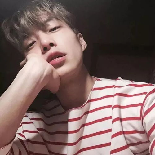 ins红色系超暖男生头像