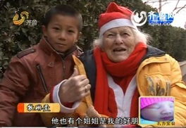 94岁老人扮圣诞奶奶赶驴车给孩子送礼物
