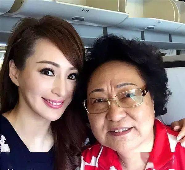 50岁女模容颜似少女走红组图