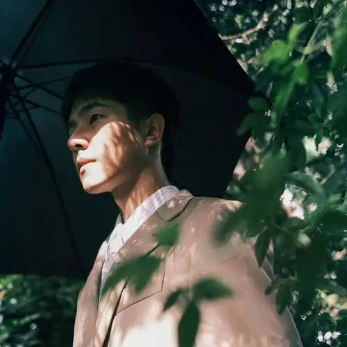 头像我可以啃一口你的锁骨嘛