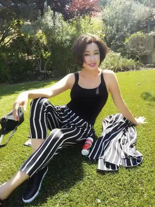 65岁刘晓庆不服老,穿小吊带配波波头扮嫩,瞬间美回20岁