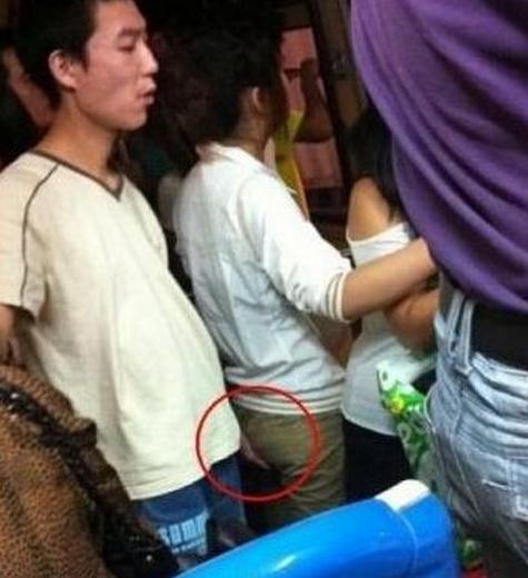 30岁男子假扮游客拍照,触摸非礼女游客,咸猪手至少涉及4宗案件