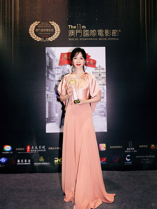 陈数外穿黑色羽绒服,内搭橘红色连帽衣,这样就不会有沉闷感了