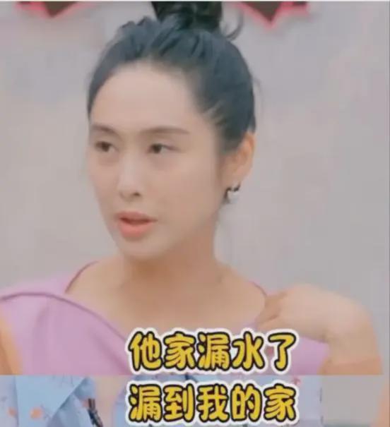 52岁朱茵现状住深山村屋开两万块破车,网友活成了大妈
