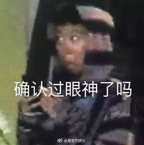 范丞丞justin北京街头骑小黄车,背景里的小学部亮了