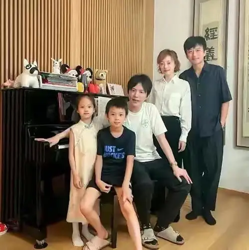 孙俪全家照曝光小花穿旗袍好文静等等贼像爸,孙俪却被新发型扯后腿