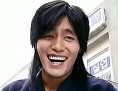 这个是什么韩国电影电视剧里面的觉得这个男的笑的表情超级囧超级猥琐,