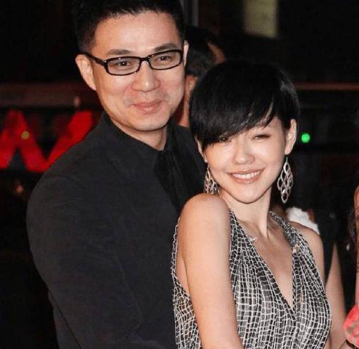 44岁小s被曝怀四胎深夜痛诉私生子夺家产,拼儿稳定地位太卑微