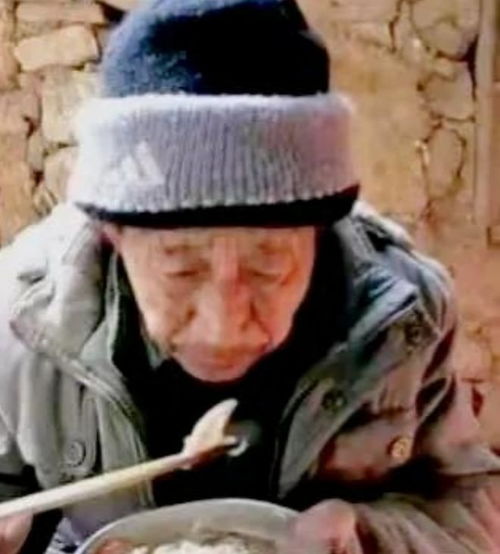 50岁老人张双奇捡破烂养大弃婴,如今女儿身价千万,陪父全国旅游