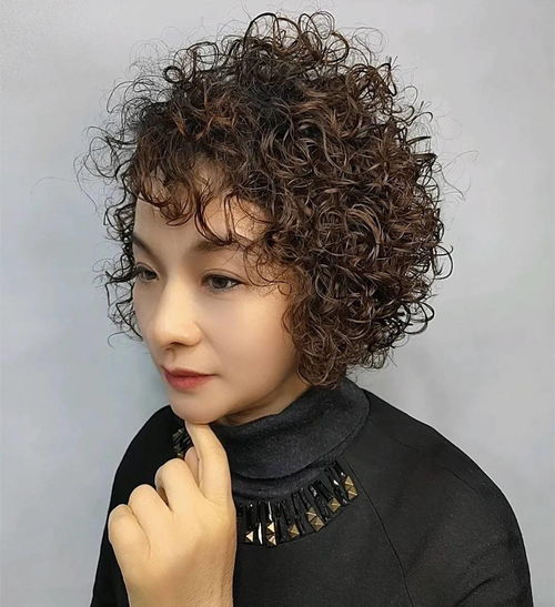适合五六十岁女人的烫发,时髦大气不失成熟韵味,显发量又好打理