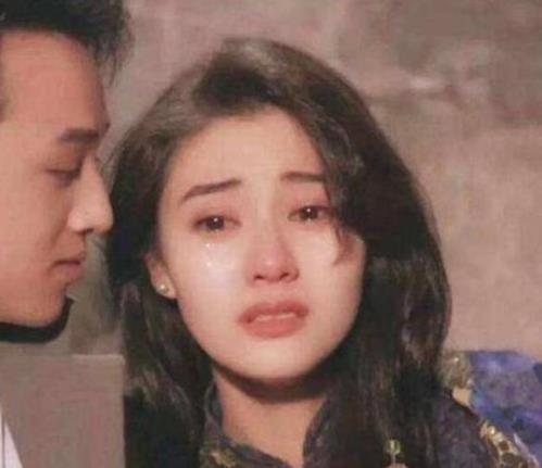 女员工因长相太美被老板娘开除,走投无路下靠拍照月入40万