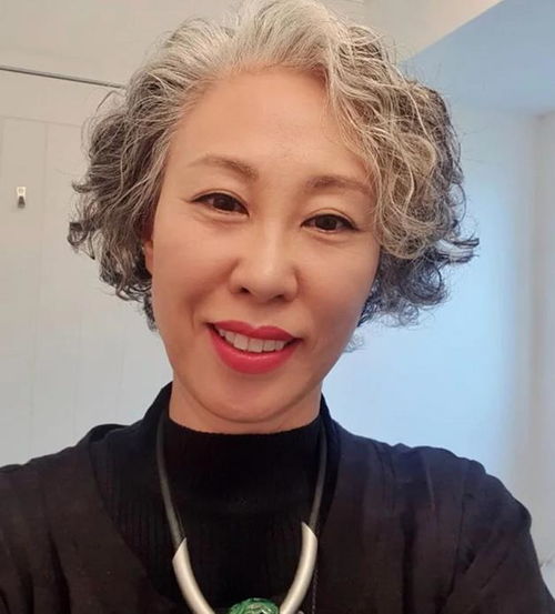 5060岁的女人,烫发避开老年款,按照这些流行款来烫,减龄