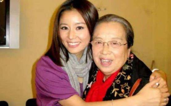 容嬷嬷现身红毯时,83岁老戏骨表情包翻红,因演技好被扔鸡蛋