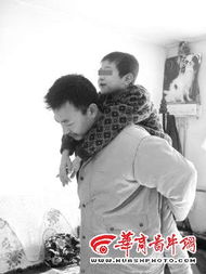 病儿在父背上读书六年40岁父亲已患上腰脱