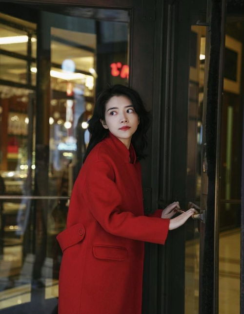 三木真的是太会穿了,皮衣搭配格纹短裙过膝靴,复古的摩登女郎