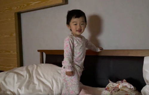 何雯娜晒女儿睡前照,超可爱站床头学讲话,表情丰富动作可爱萌翻
