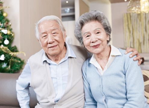 故事老人有退休金四处游玩,儿子生气说,你病了或死了谁管你们