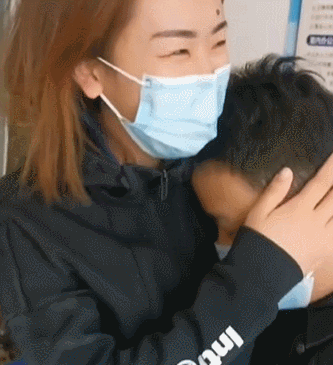 累了借你肩膀靠靠句子借个肩膀哭一下的句子