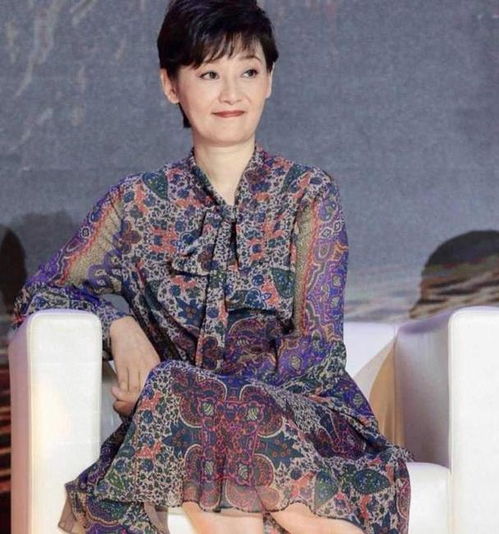 徐帆气质真没得挑,大妈碎花连衣裙穿出高级感,端庄又优雅