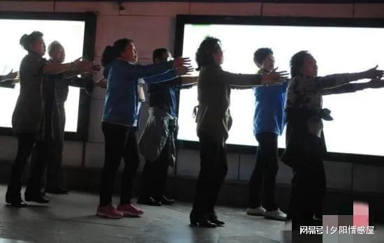 大妈跳另类诡异广场舞,表情惊悚,路人急忙带孩子离开太吓人