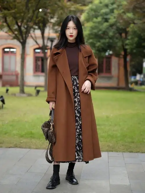 秋冬穿长大衣裙子,有温度又有风格,值得4050岁女人借鉴