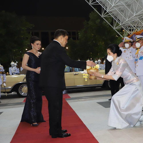 45岁泰国王后闪耀音乐会,身姿挺拔显雍容,地位稳固跟泰王越发恩爱
