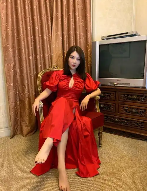 30岁徐冬冬身材不一般用抹胸款式展现尤物身材,实在是太敢穿