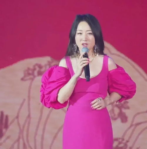 杨钰莹腰粗肚子大还下垂,跟52岁老人无异,明星就是衣服穿的粉嫩
