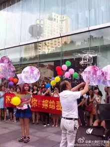 黄石60岁老汉街头向90后女孩求婚无人机送钻戒