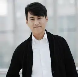 靳东难得和妻子同框,曾与刘涛称姐妹,可大妈形象,却非常尴尬